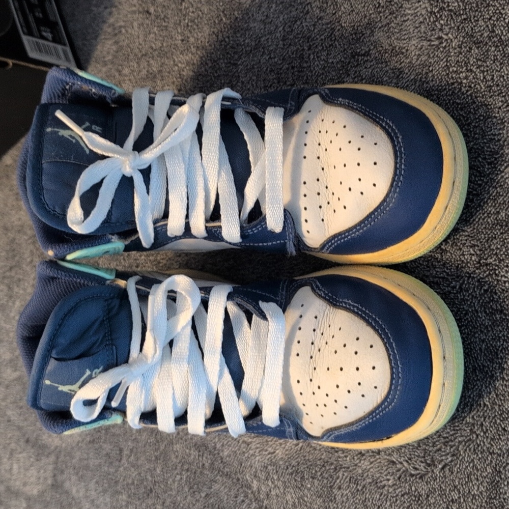 Children's Jordan 1 Mids - Picture 2 of 5